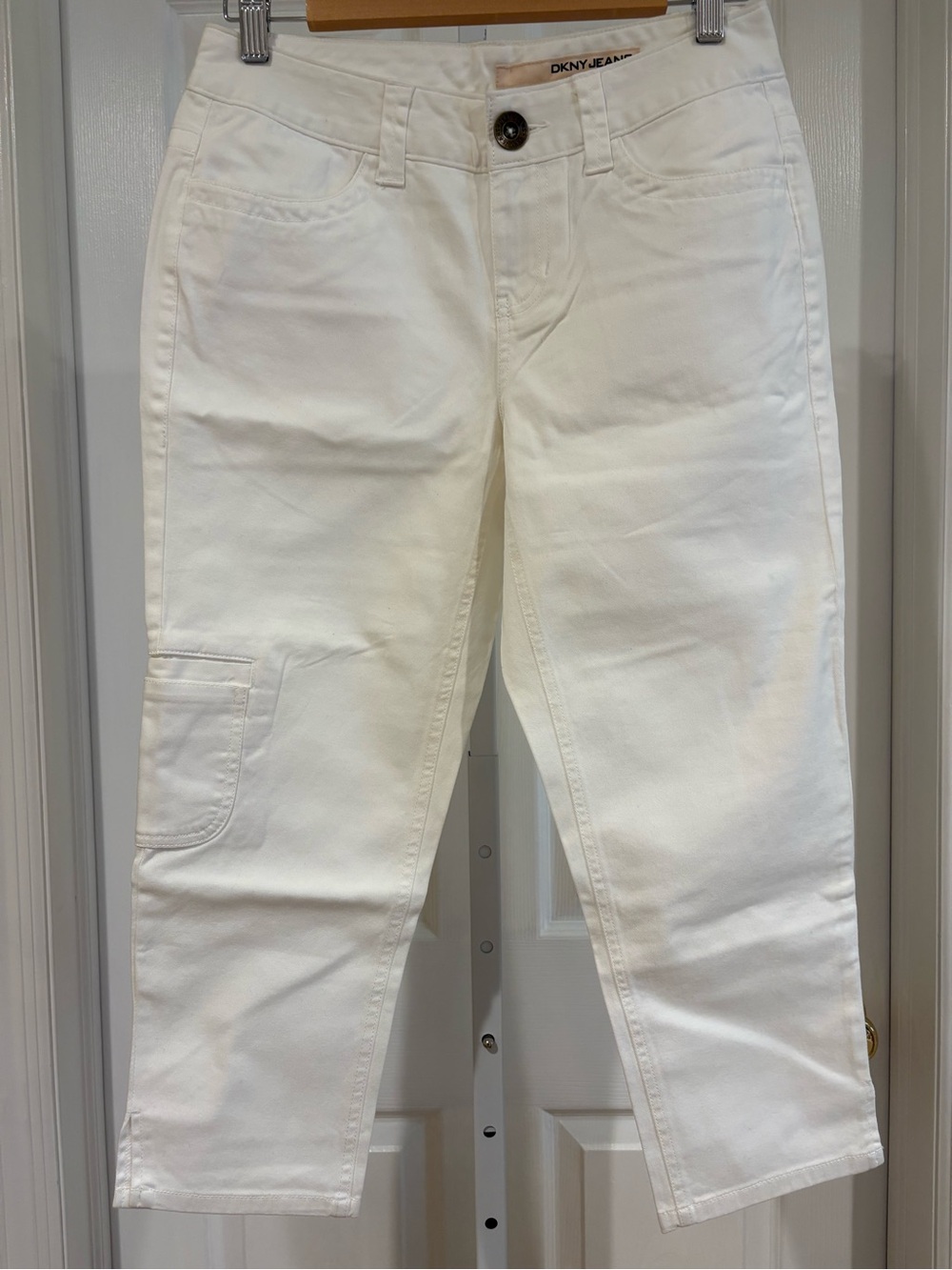 NWOT White DKNY mid rise cropped cargo capri jeans 2
